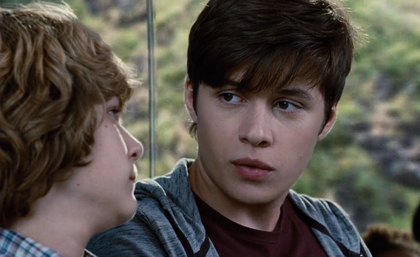 Zach looking at Gray with a serious look in Jurassic World.
